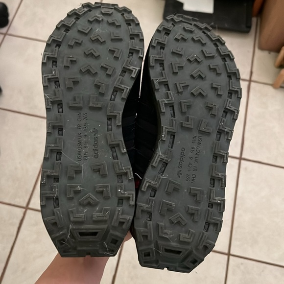 MEN’s Adidas Shoe with boost sole in size 9.5 - Picture 6 of 8